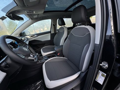 New 2025 Volkswagen Taos SE image 15