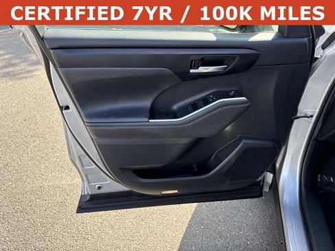 Used 2022 Toyota Highlander XLE AWD/4WD image 13