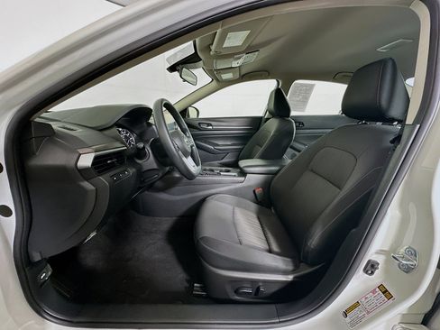 Used 2025 Nissan Altima 2.5 SV FWD image 13