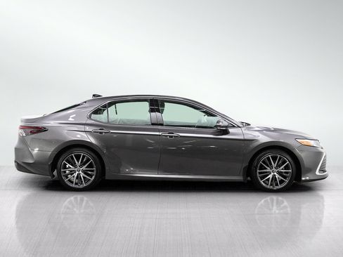 Used 2022 Toyota Camry XLE FWD image 6