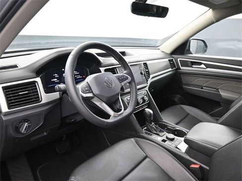 Used 2022 Volkswagen Atlas SE image 2