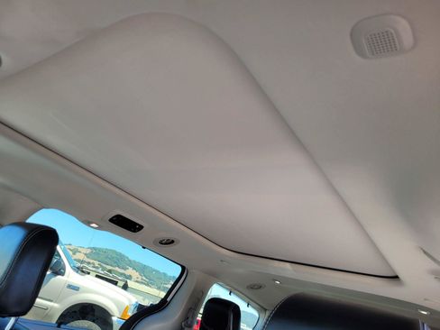 Used 2023 Chrysler Pacifica Limited FWD image 13