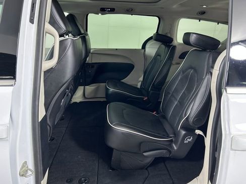 Used 2024 Chrysler Pacifica Limited image 27