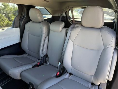 Used 2025 Toyota Sienna XLE image 30