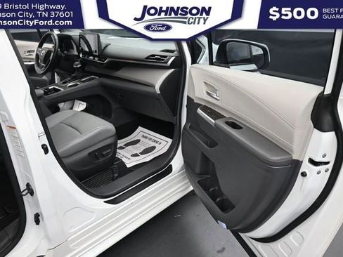 Used 2024 Toyota Sienna XLE FWD image 15