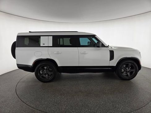 Used 2024 Land Rover Defender 130 X-Dynamic SE image 6