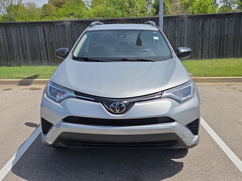 Used 2018 Toyota RAV4 LE image 3