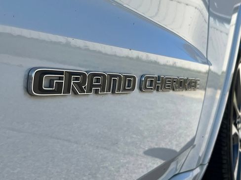Used 2018 Jeep Grand Cherokee Overland AWD/4WD image 12