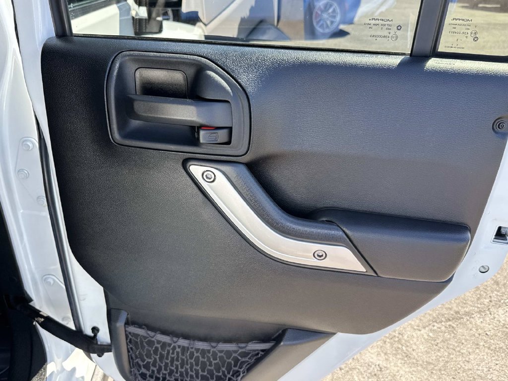 Used 2015 Jeep Wrangler Unlimited Rubicon AWD/4WD image 23