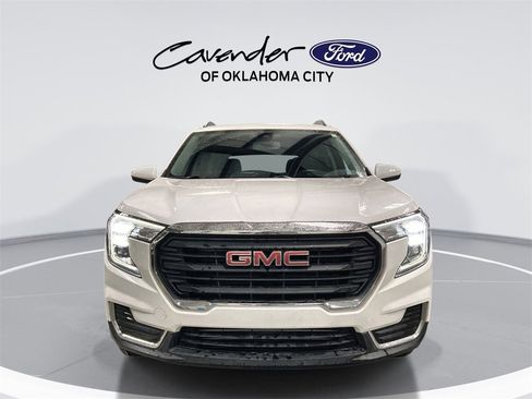 Used 2023 GMC Terrain SLE w/ Driver Convenience Package image 3