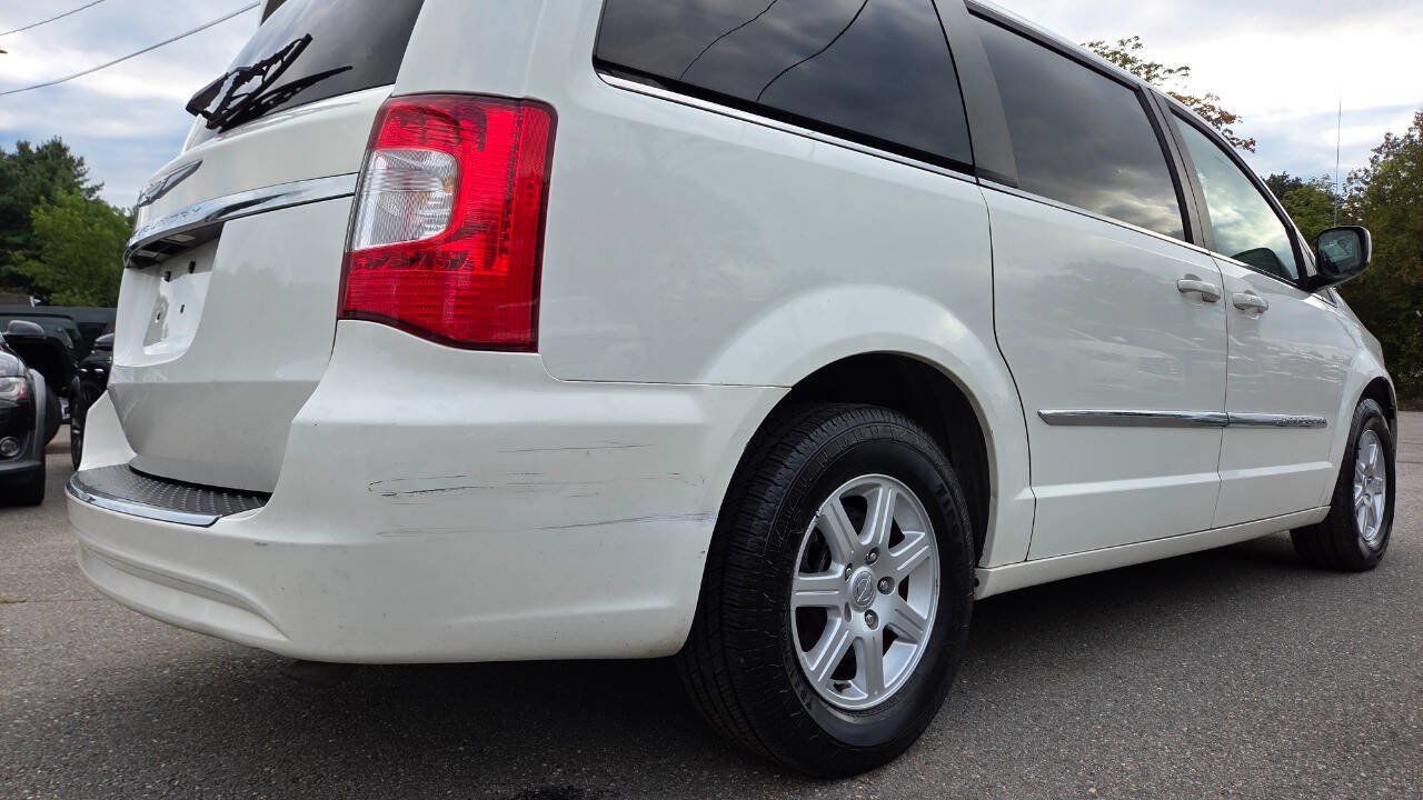 Used 2011 Chrysler Town & Country Touring FWD image 15