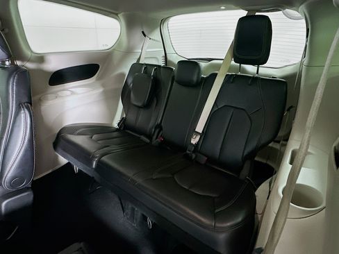 Used 2023 Chrysler Pacifica Touring-L image 29