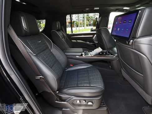 Used 2026 Cadillac Escalade ESV Platinum Sport AWD/4WD image 18