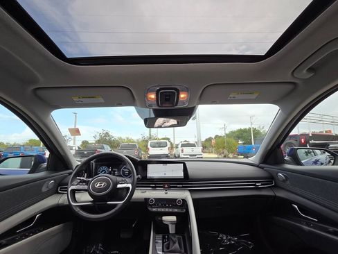 Used 2025 Hyundai Elantra Limited image 19