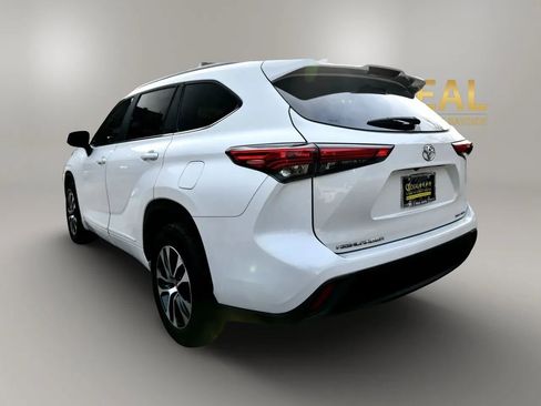 Used 2023 Toyota Highlander XLE image 5