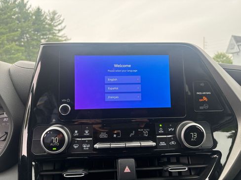 Used 2025 Toyota Highlander LE FWD image 20