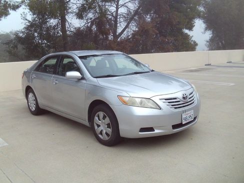 Used 2009 Toyota Camry LE image 1