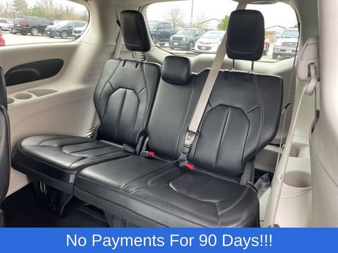 Used 2023 Chrysler Pacifica Touring-L FWD image 14