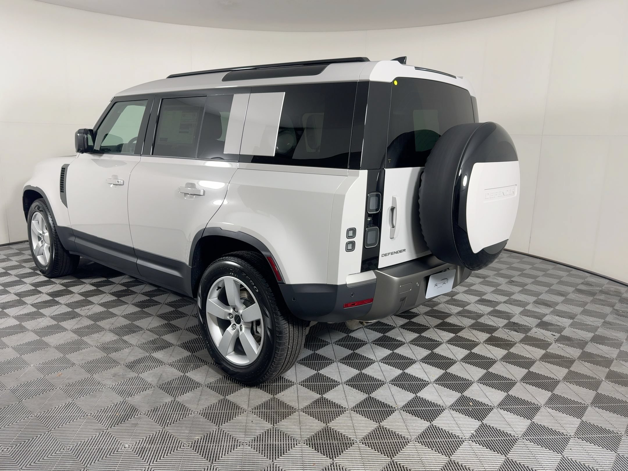 Used 2026 Land Rover Defender 110 S AWD/4WD image 3