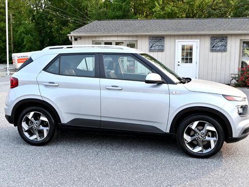 Used 2022 Hyundai Venue SEL image 12