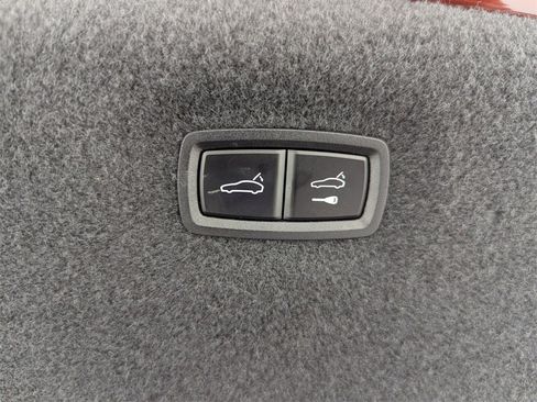 Used 2022 Porsche Taycan image 18