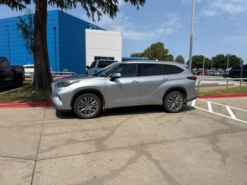 Used 2021 Toyota Highlander Platinum AWD/4WD image 4
