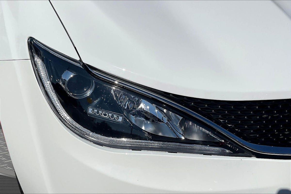 Used 2017 Chrysler Pacifica Limited w/ UConnect Theater Package FWD image 32