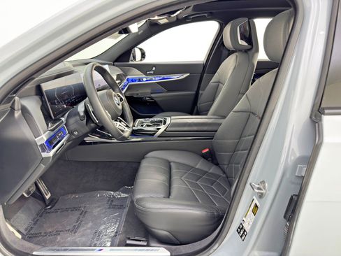 Used 2024 BMW 760i xDrive w/ Premium Package 2 AWD/4WD image 17