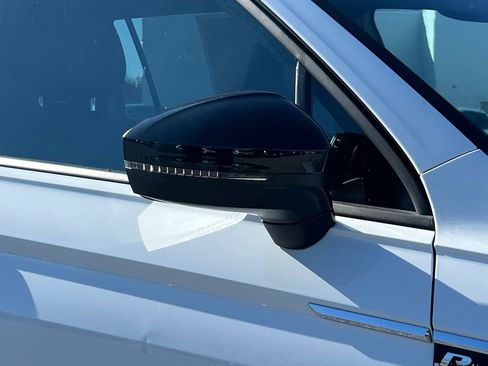 Used 2021 Volkswagen Tiguan SE R-Line image 8