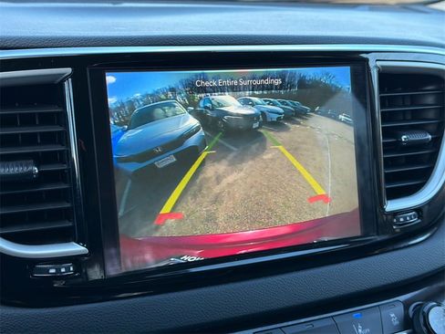 Used 2023 Chrysler Pacifica Touring-L image 30