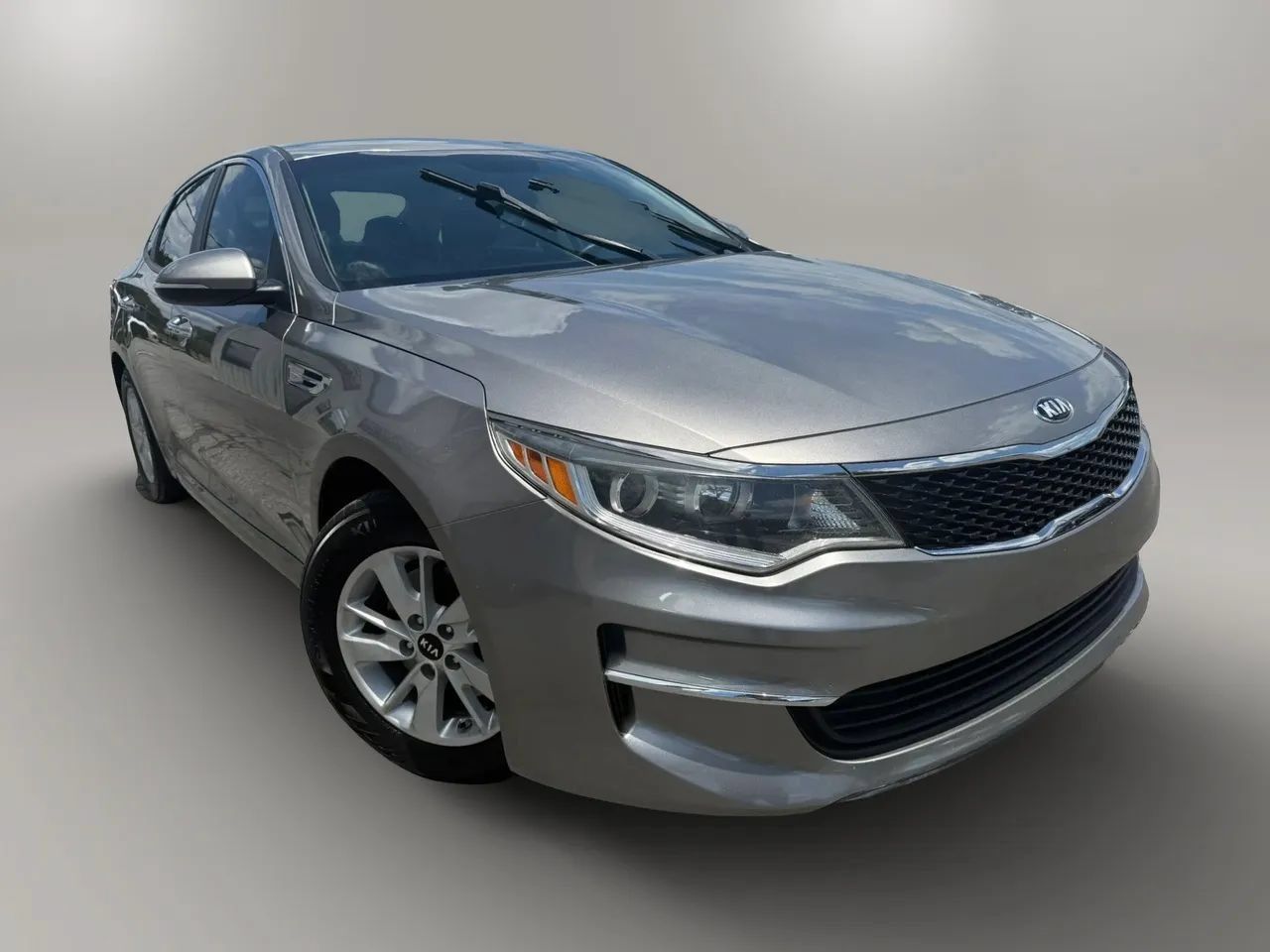 Used 2018 Kia Optima LX FWD image 2
