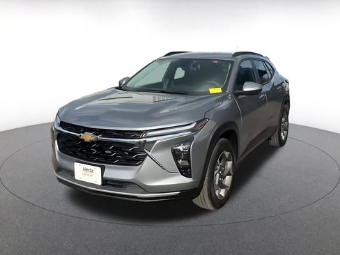 Used 2025 Chevrolet Trax LT FWD image 7