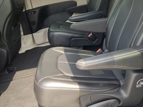 Used 2024 Chrysler Pacifica Touring-L FWD image 10