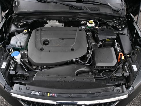 Used 2025 Volvo XC40 B5 Core image 23