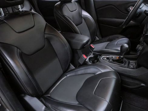 Used 2019 Jeep Cherokee Latitude Plus w/ Comfort/Convenience Group FWD image 14