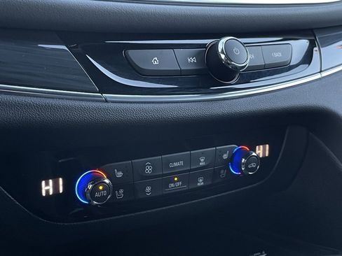 Used 2022 Buick Enclave Premium image 19