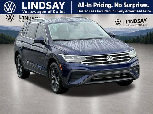Used 2024 Volkswagen Tiguan SE w/ Panoramic Sunroof Package FWD image 1