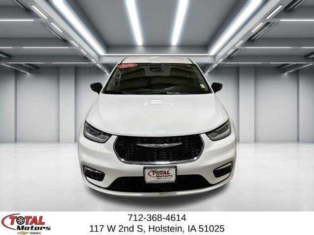 Used 2024 Chrysler Pacifica Touring-L FWD image 3