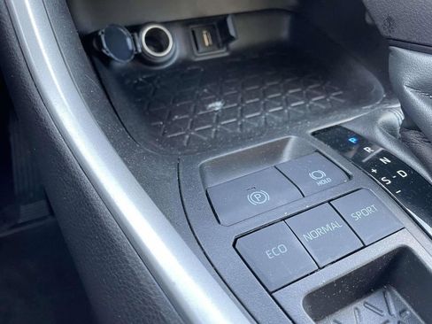 Used 2021 Toyota RAV4 XLE image 42