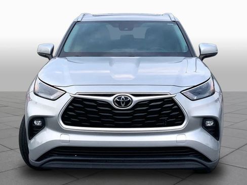 Used 2022 Toyota Highlander XLE FWD image 4