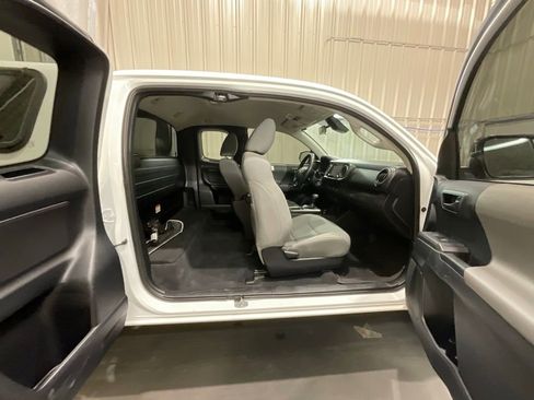 Used 2020 Toyota Tacoma SR AWD/4WD image 9