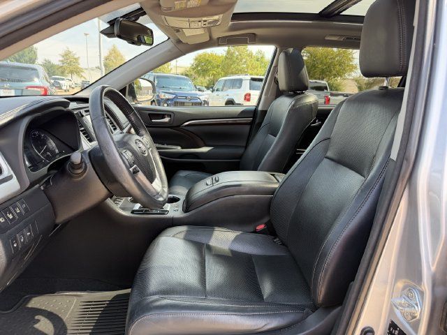 Used 2015 Toyota Highlander Limited Platinum AWD/4WD image 26