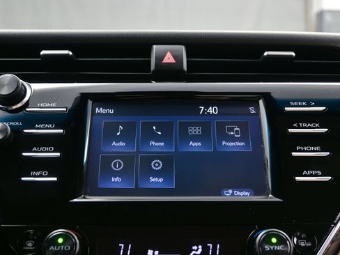 Used 2018 Toyota Camry XLE w/ Four Season Floor Mat Package FWD image 19