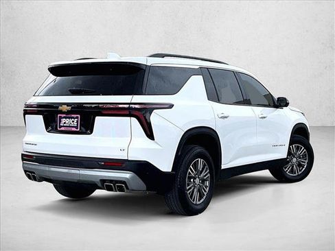 Used 2024 Chevrolet Traverse LT FWD image 2