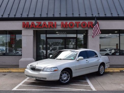 Used 2007 Lincoln Town Car Signature Limited RWD image 2