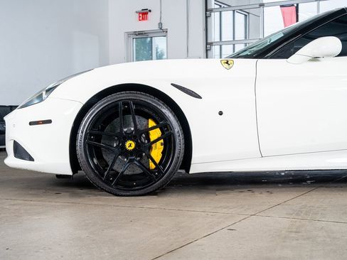 Used 2016 Ferrari California T image 9