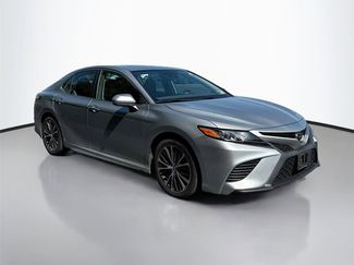Used 2020 Toyota Camry SE image 1