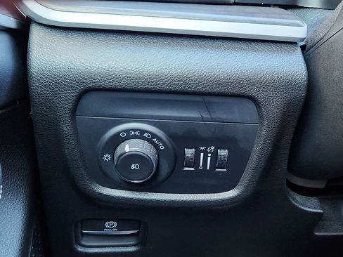 Used 2024 Jeep Grand Cherokee Limited image 12