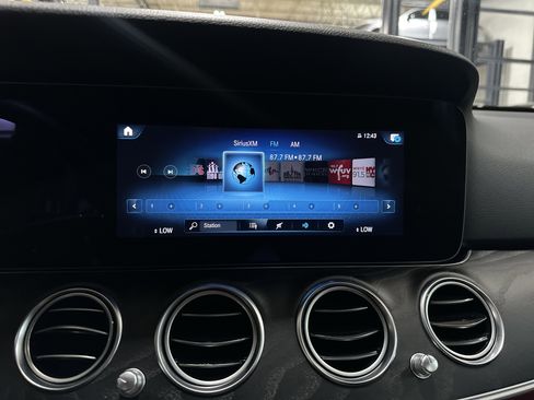 Certified 2022 Mercedes-Benz E 350 4MATIC Sedan image 19