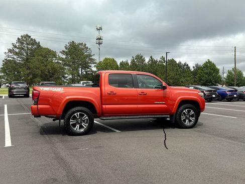 Used 2018 Toyota Tacoma TRD Sport AWD/4WD image 6
